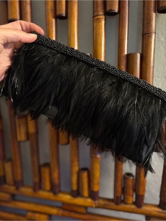 La Regale Handbags - LA REGALE FEATHER AND BEADED EVENING CLUTH BAG